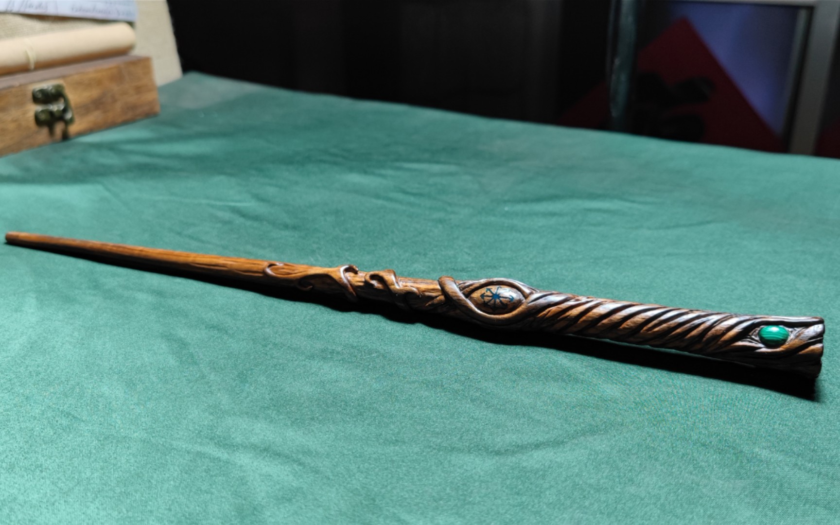 手工魔杖一根自然藤蔓风格的魔杖这是奥利凡德扭的最好看的一根魔杖了