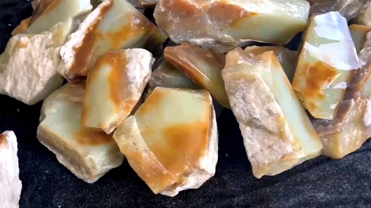 40公斤左右刚切的若羌糖黄口,料子很细,黄度好,个个出货.