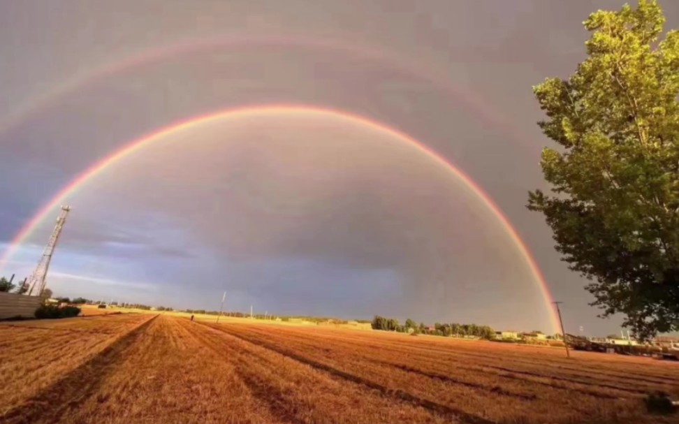 难得一见双环彩虹愿给看见的你带来好运气