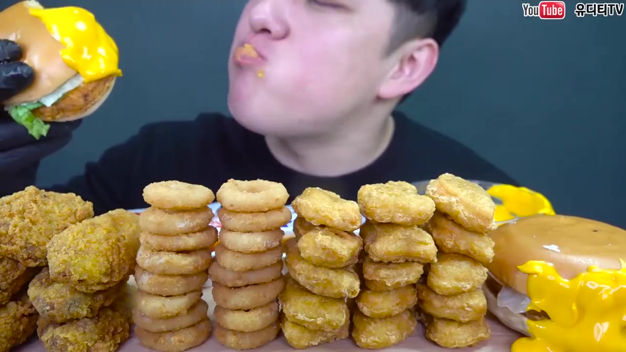 【大口吃播】韩国深渊巨口小哥吃汉堡鸡块洋葱卷鸡翅蘸上各种酱料喝冰