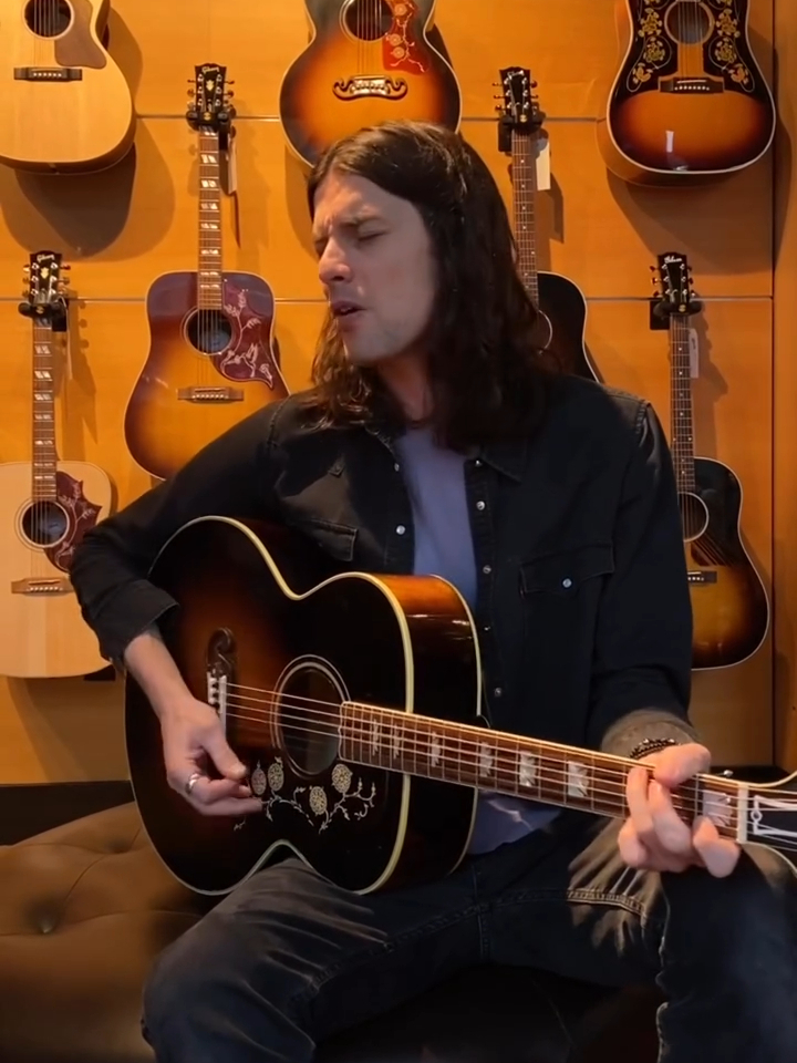 英国唱作人james bay做客 带来弹唱