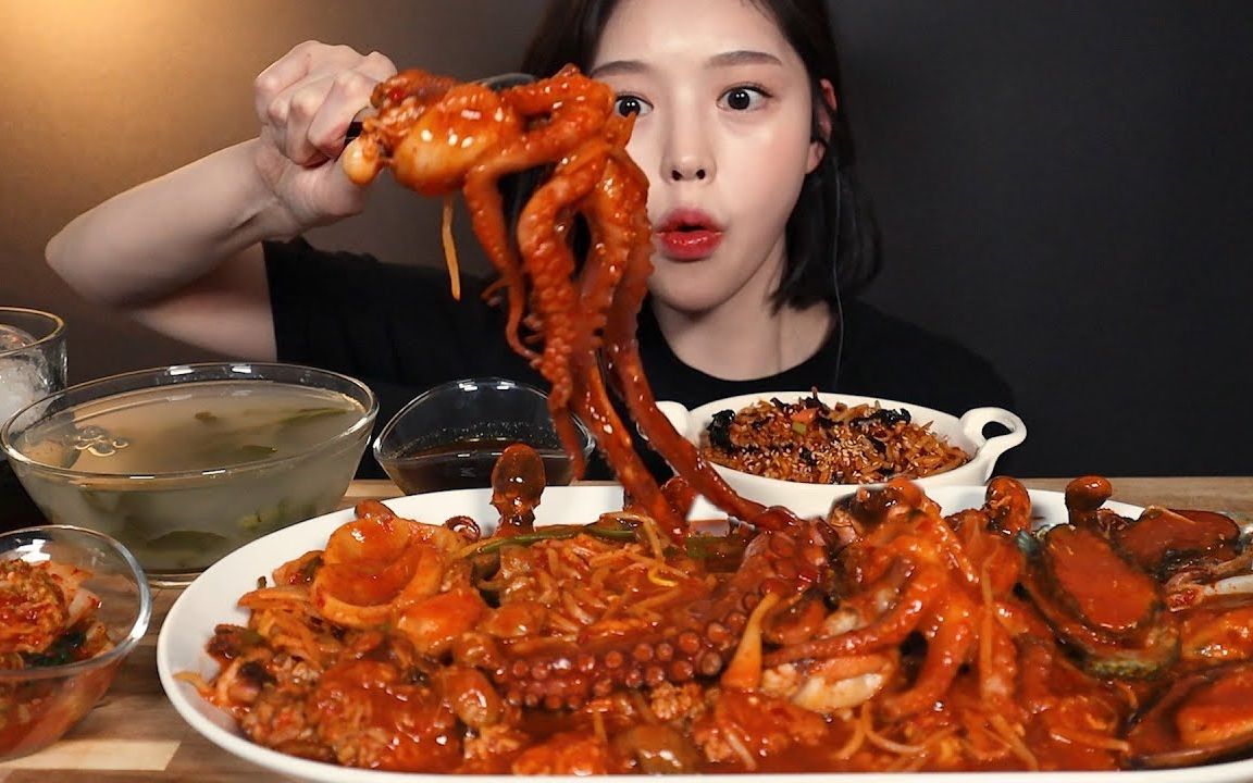 中字美食吃播eatwithboki麻辣味十足的海鲜拼盘小章鱼炖海鲜吃播