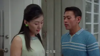 Video herunterladen: 姐妹两个去探监，却不幸被监狱长盯上