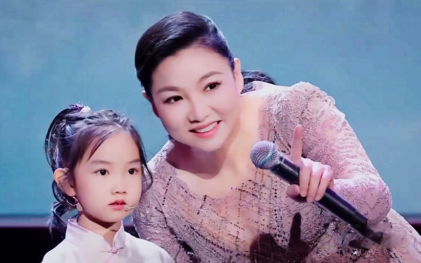 2022少儿公益晚会王莉李依诺王莉与女儿合唱红梅赞