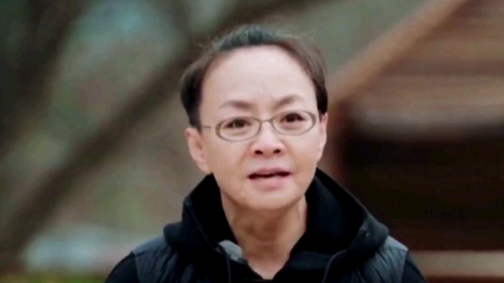 62岁宋丹丹近况曝光,白发明显发量稀疏,唇色苍白显憔悴