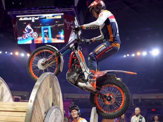 摩托车杂技表演领导者