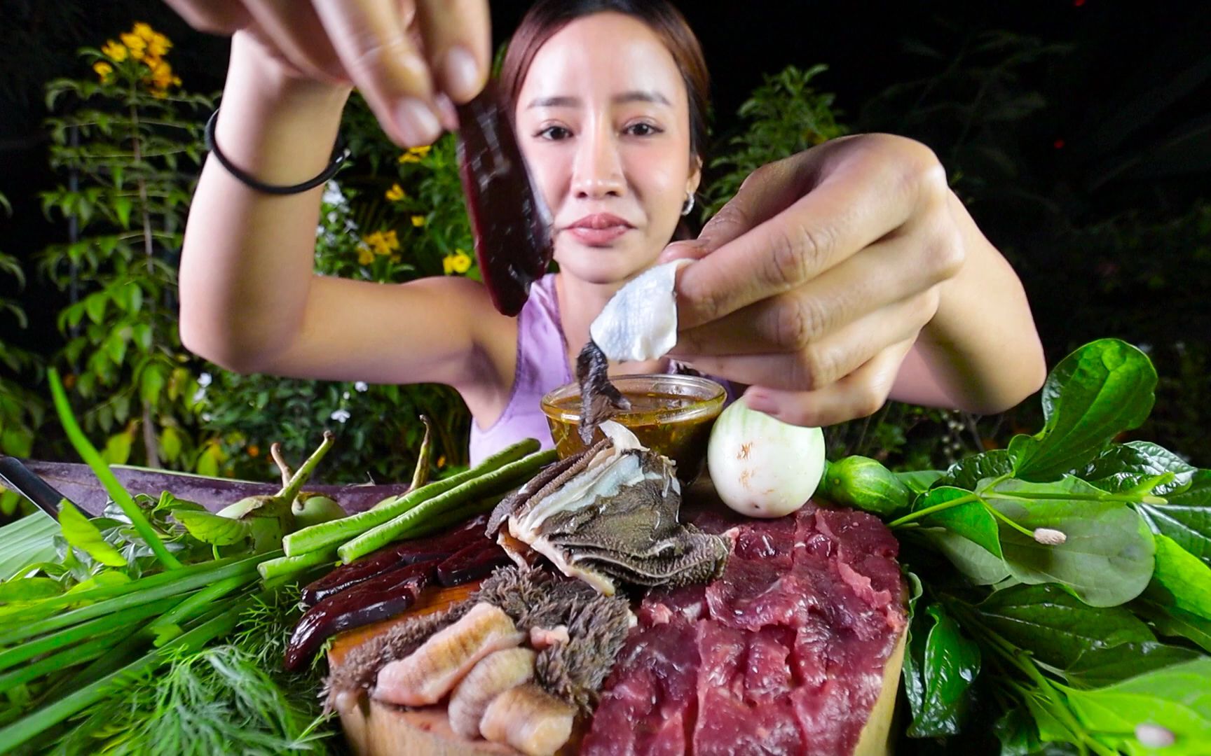【泰国吃播】新鲜的肉,甜的肝脏,30片花瓣,苦涩的,咬着舌头,辛辣的和