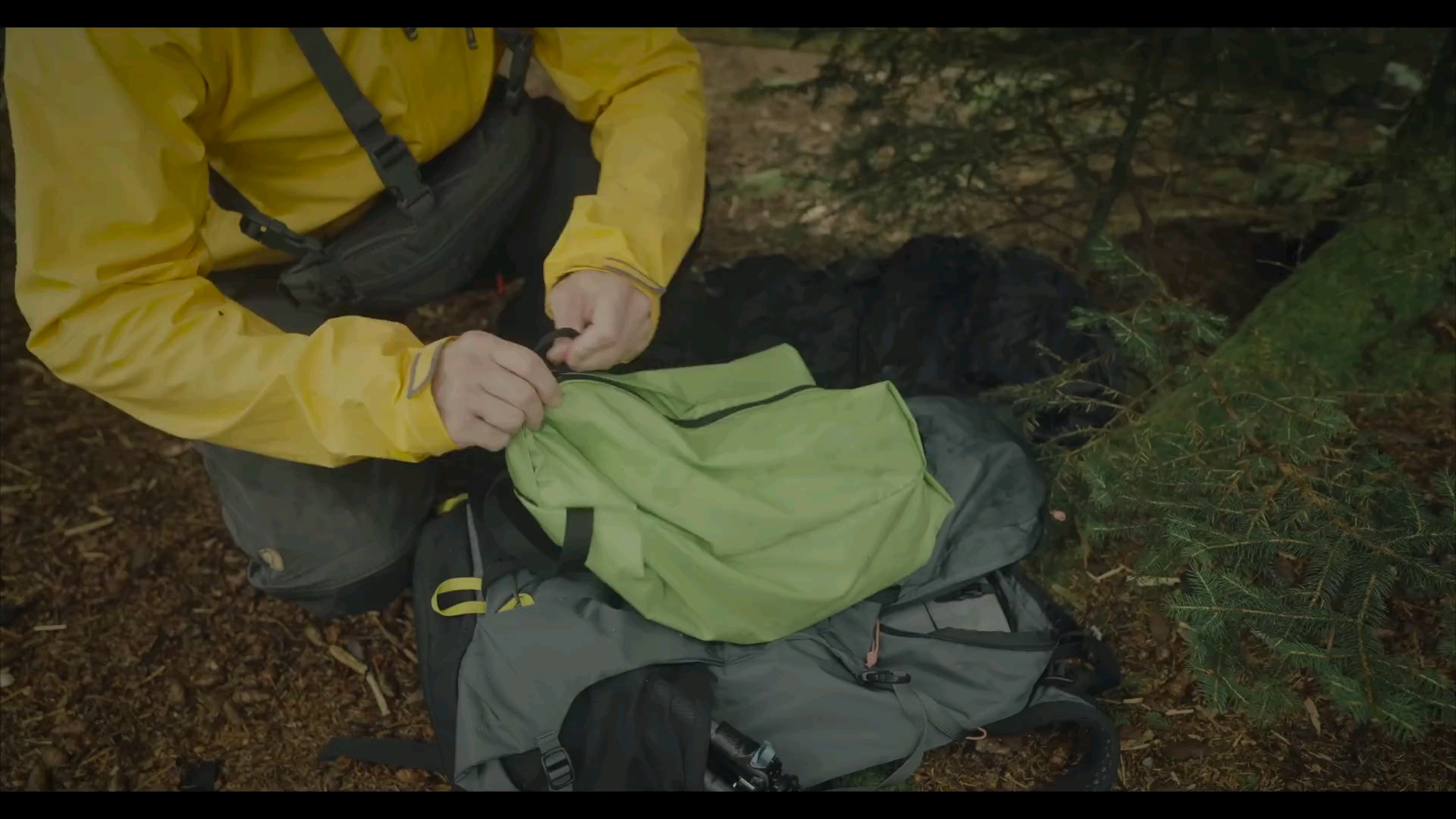 户外突遇大风暴被迫蹲下 - 在大风暴中被困在防水布下 - 洪水暴雨和火