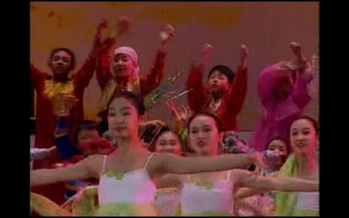 [图]【中央少年广播合唱团】歌声与微笑（2001年《新世纪的太阳》大型演唱会）