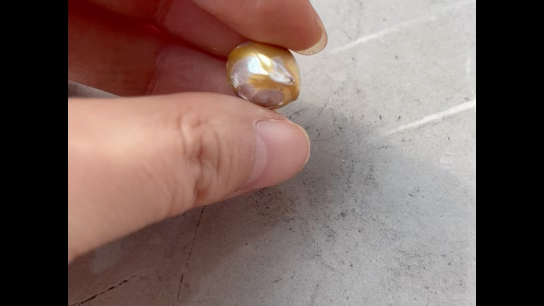 砸了三颗珍珠,一颗碎了没找到核,一颗结构清晰,一颗没碎只是破皮.