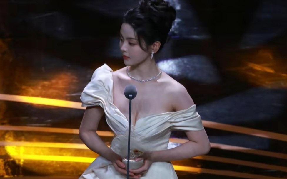 品质盛典知名女星杨超越身材太顶了,太有料了,公主裙秀出精致锁骨吸精