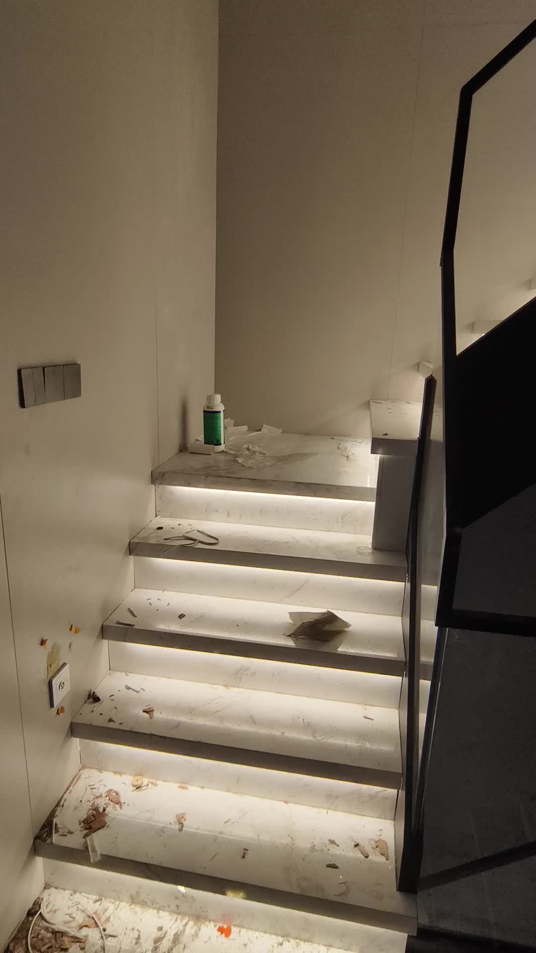 上科智联网红楼梯灯