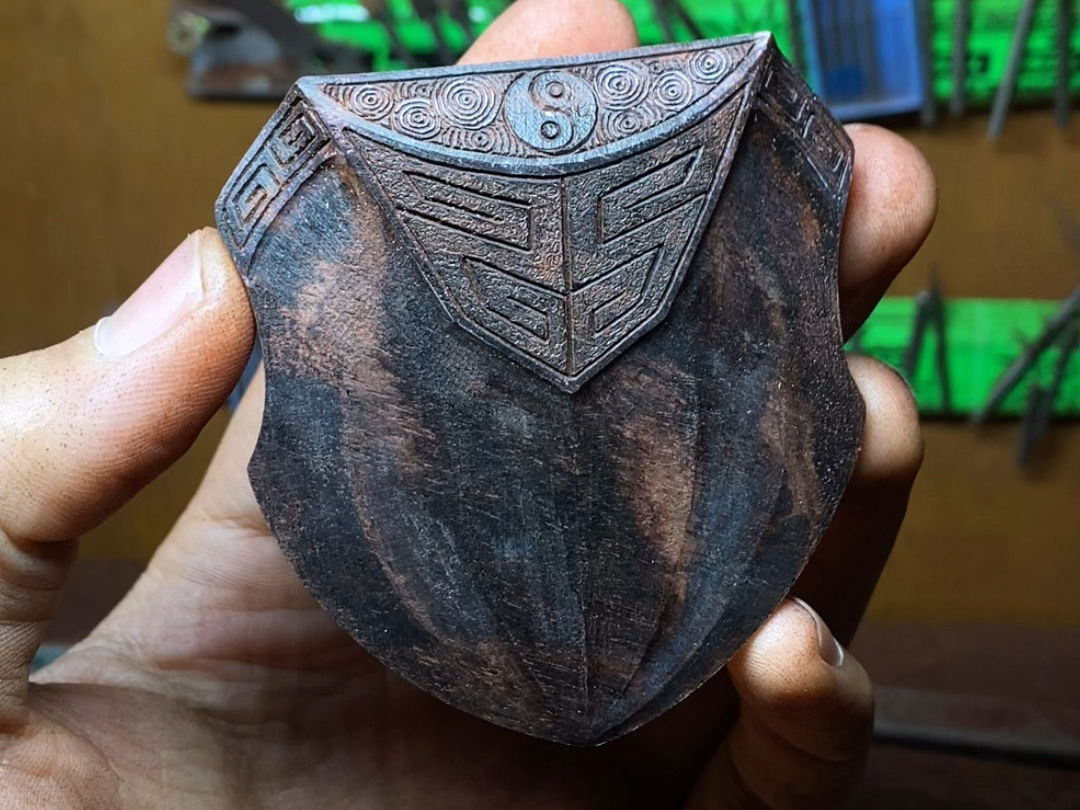 非遗手工木雕作品赏析仿古纹饰盾牌
