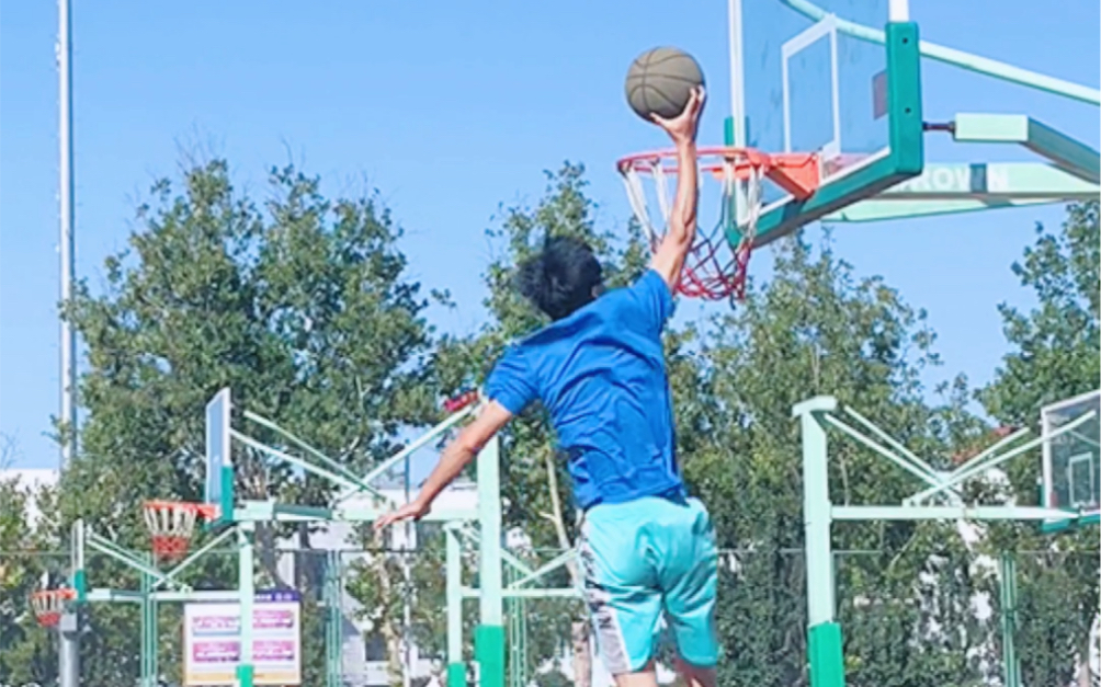 活动作品单脚起跳5步过半场就能轻松扣篮