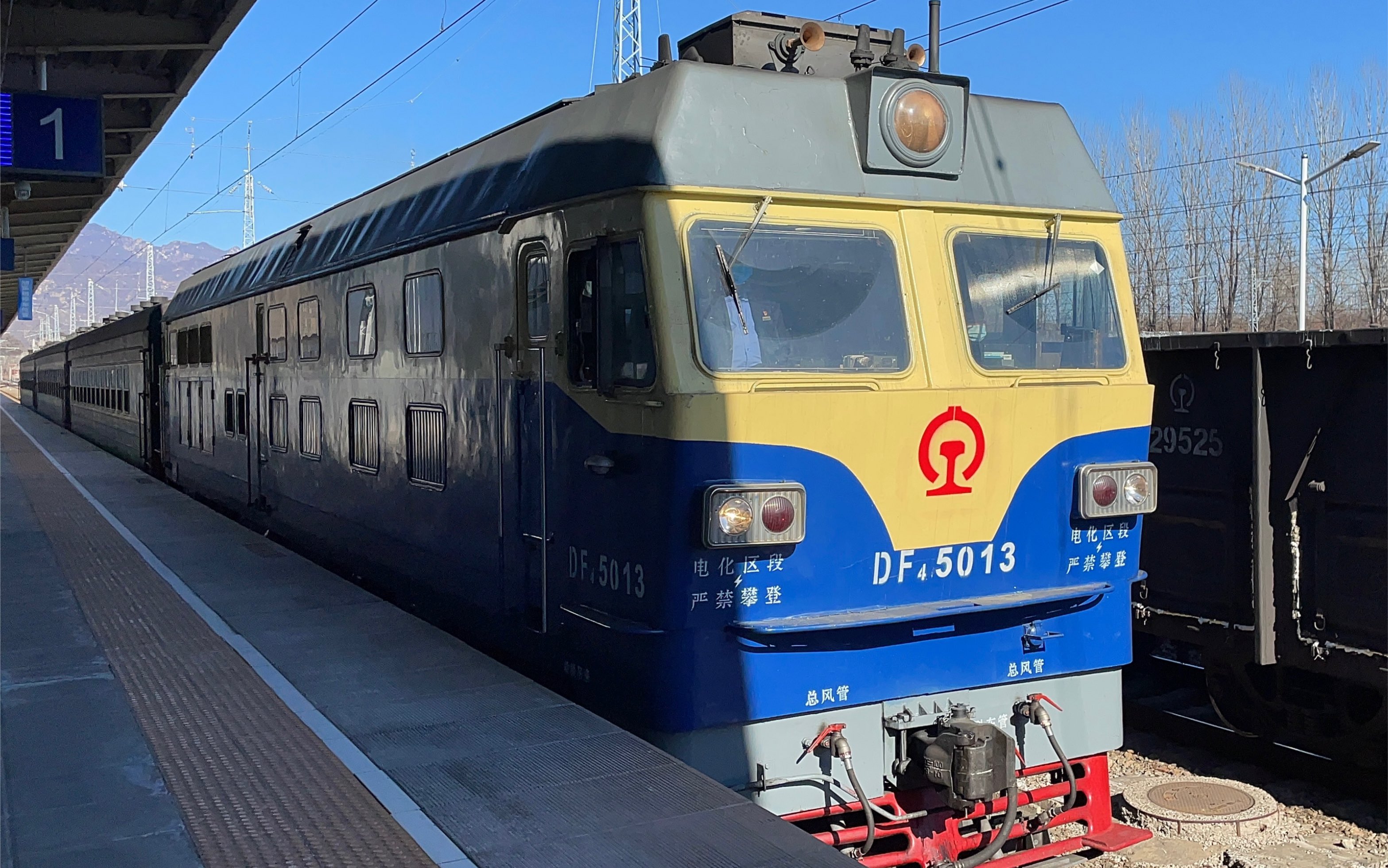 4472次列车进怀柔北站