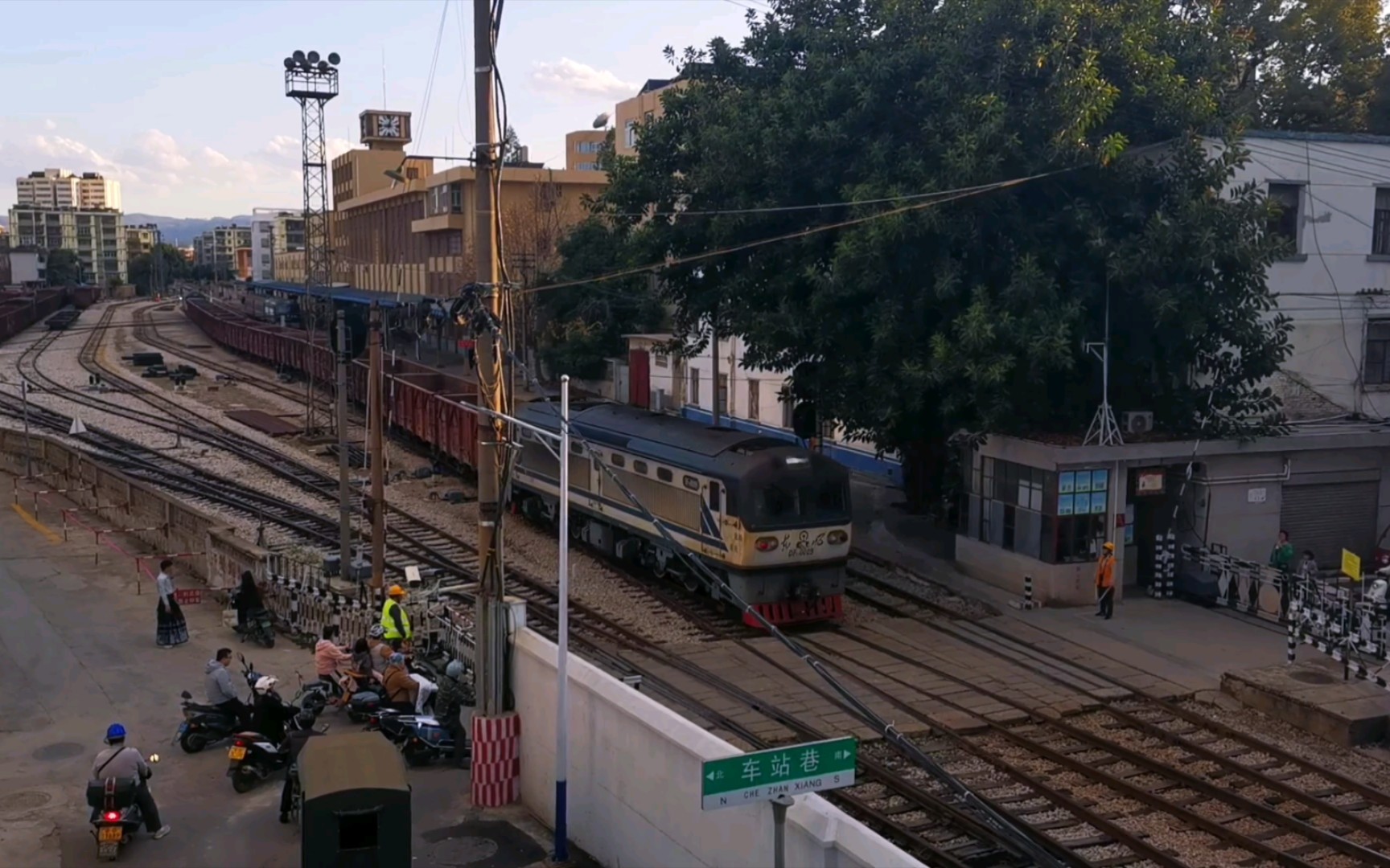 【昆河线】49101次米轨列车通过开远站244道口