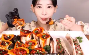 Download Video: 无后槽牙老太吸食牛骨髓