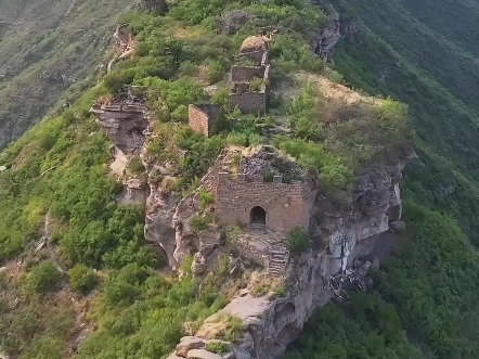 黄河岸边的千年石堡寨,地势险要,易守难攻,相传杨