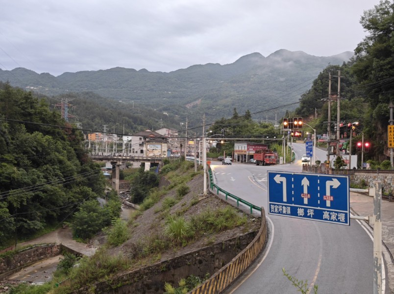 武汉到宜昌市长阳土家族自治县贺家坪镇