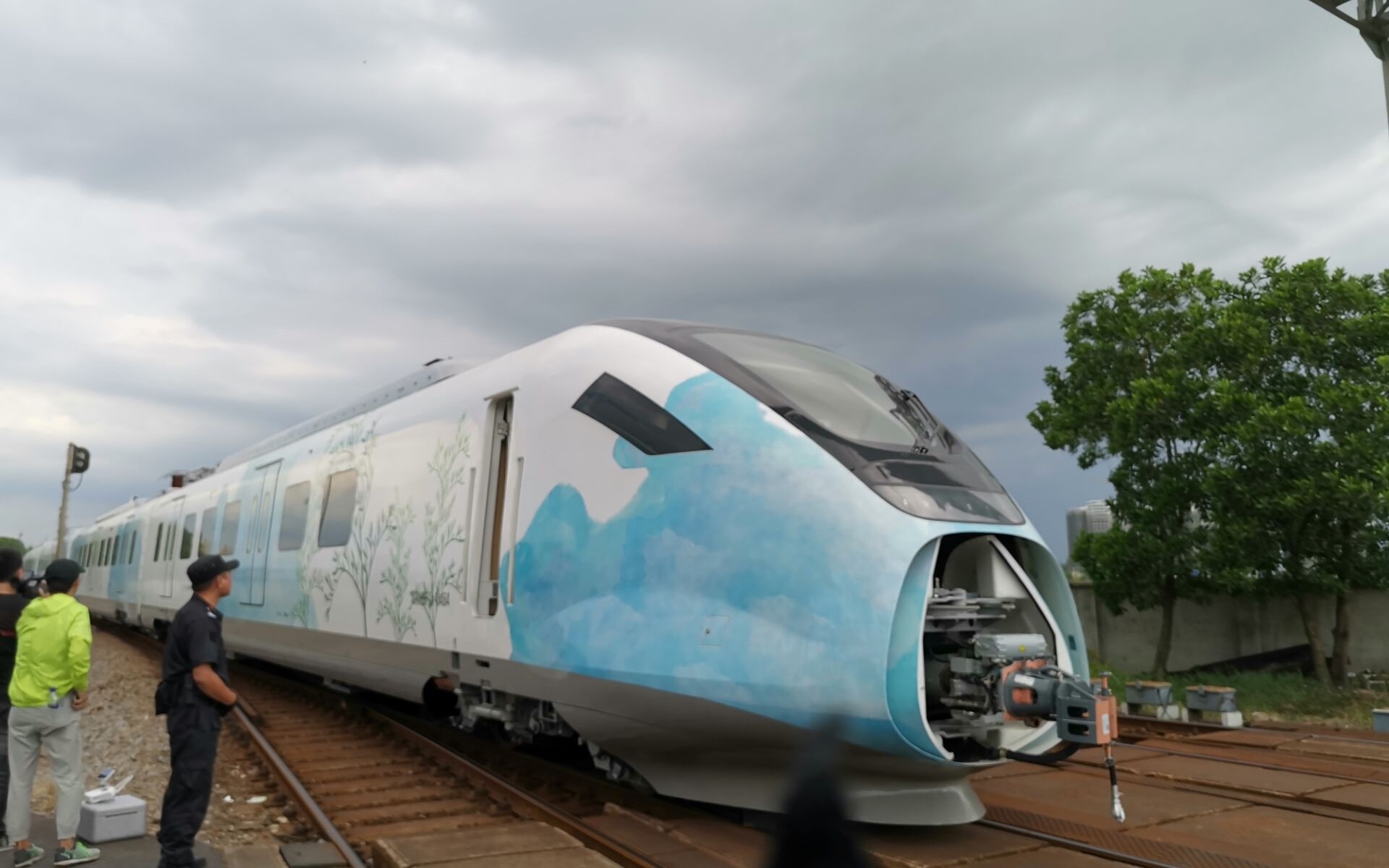 【速报】海口市郊列车crh6f-a到达海口南港码头