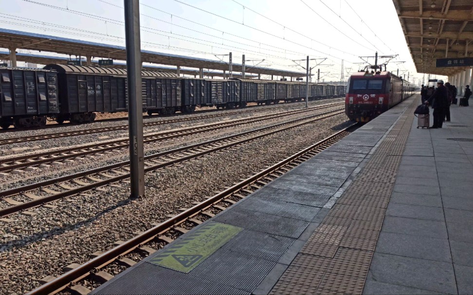 k2048次列车进入盘锦站一站台