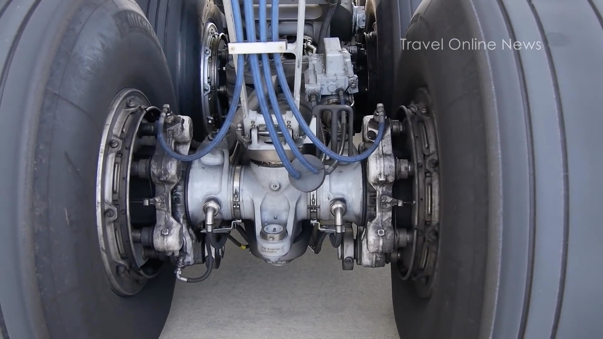 近距离看看波音777客机的起落架!