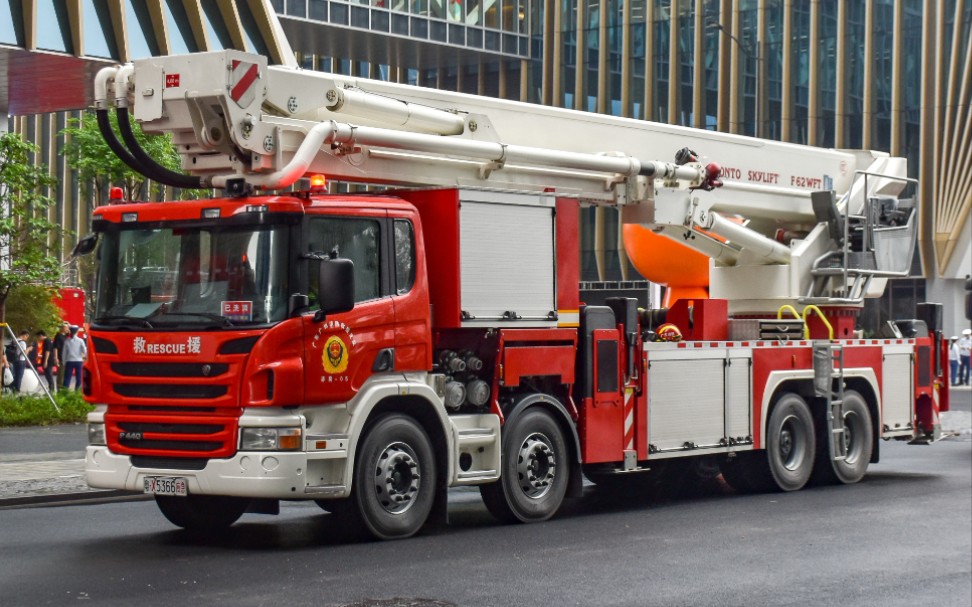 【应急车辆】正在闪灯退场的广州消防博浪涛62米举高喷射消防车