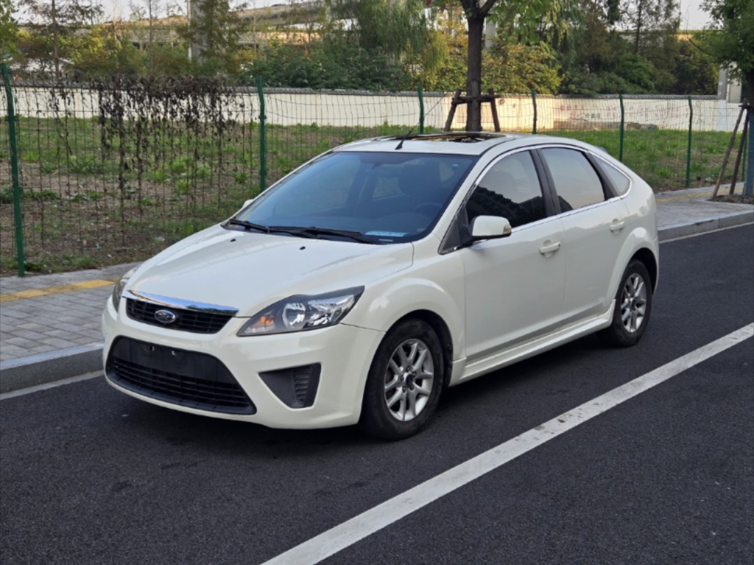 12年白色两箱经典福克斯