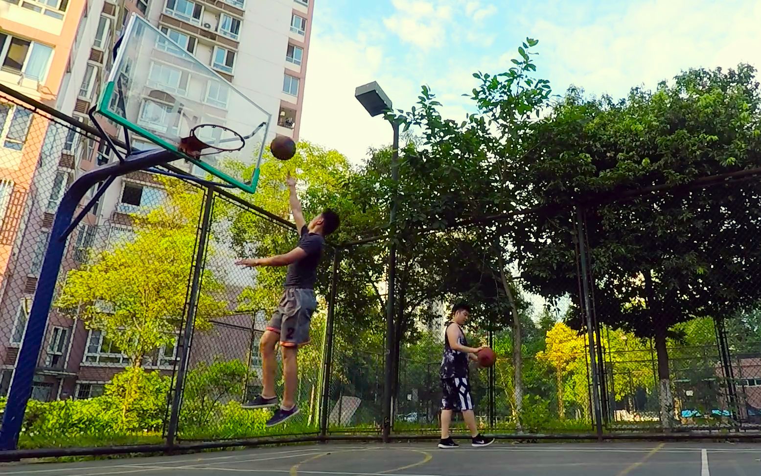 【vlog】#08 在成都租房的一个小区里,试着打篮球_哔哩哔哩 (゜-゜)つ