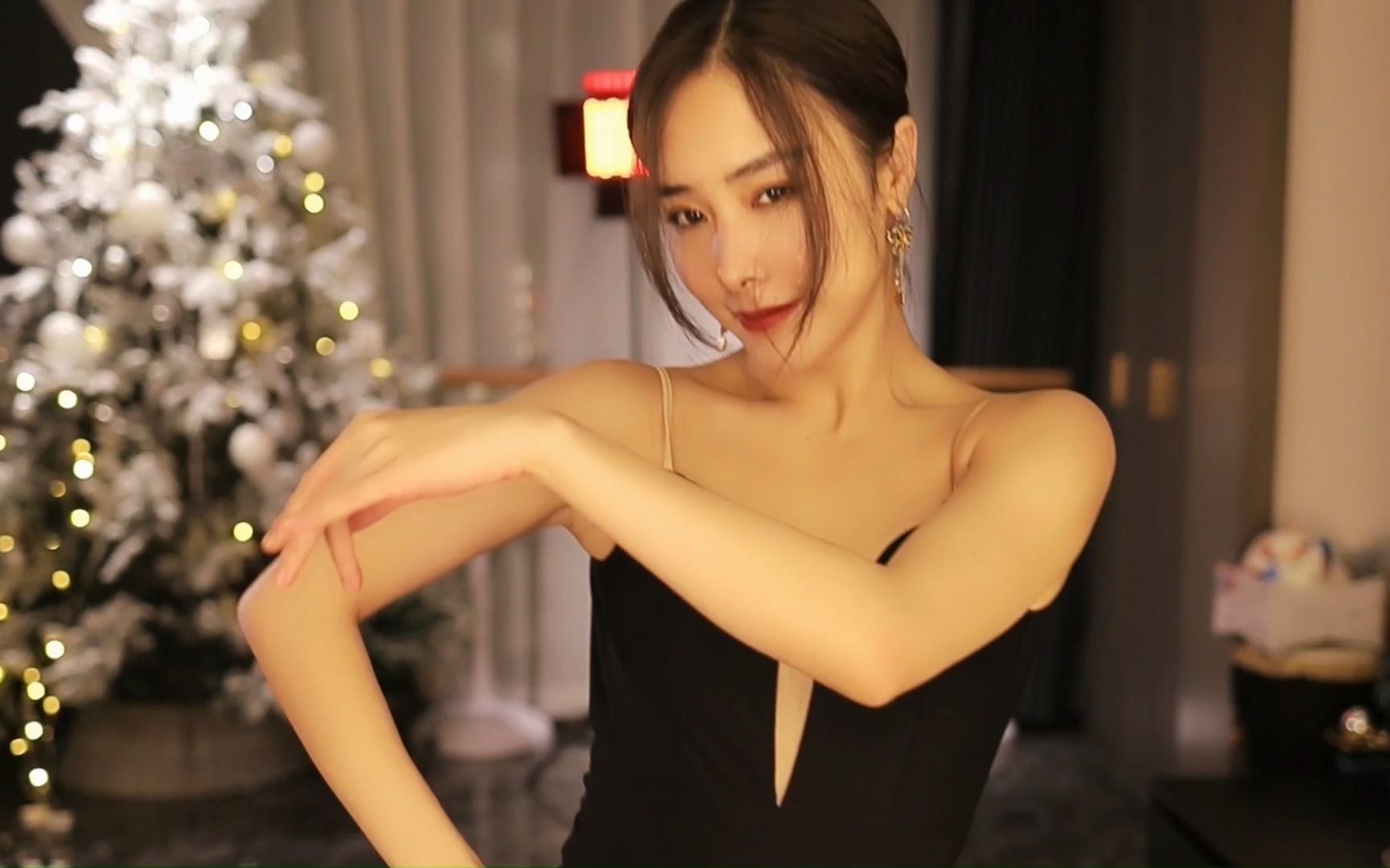 帝王的1月26日体验卡!王筱沫沫《伽罗》,黑色吊带长裙