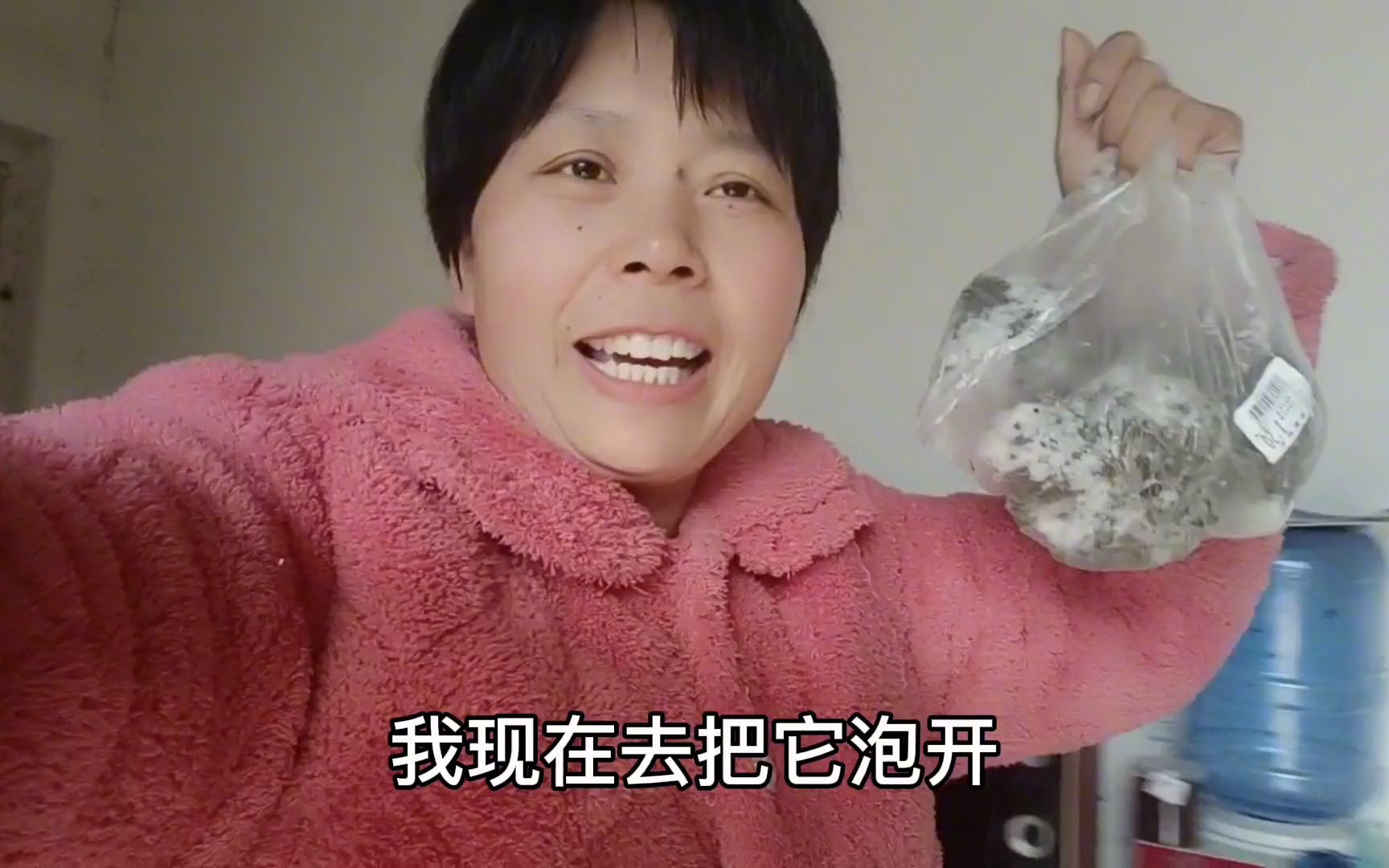 [图]刮大风降温了，巧华做芝麻叶面条，老公美美的吃一大盆还训着巧华