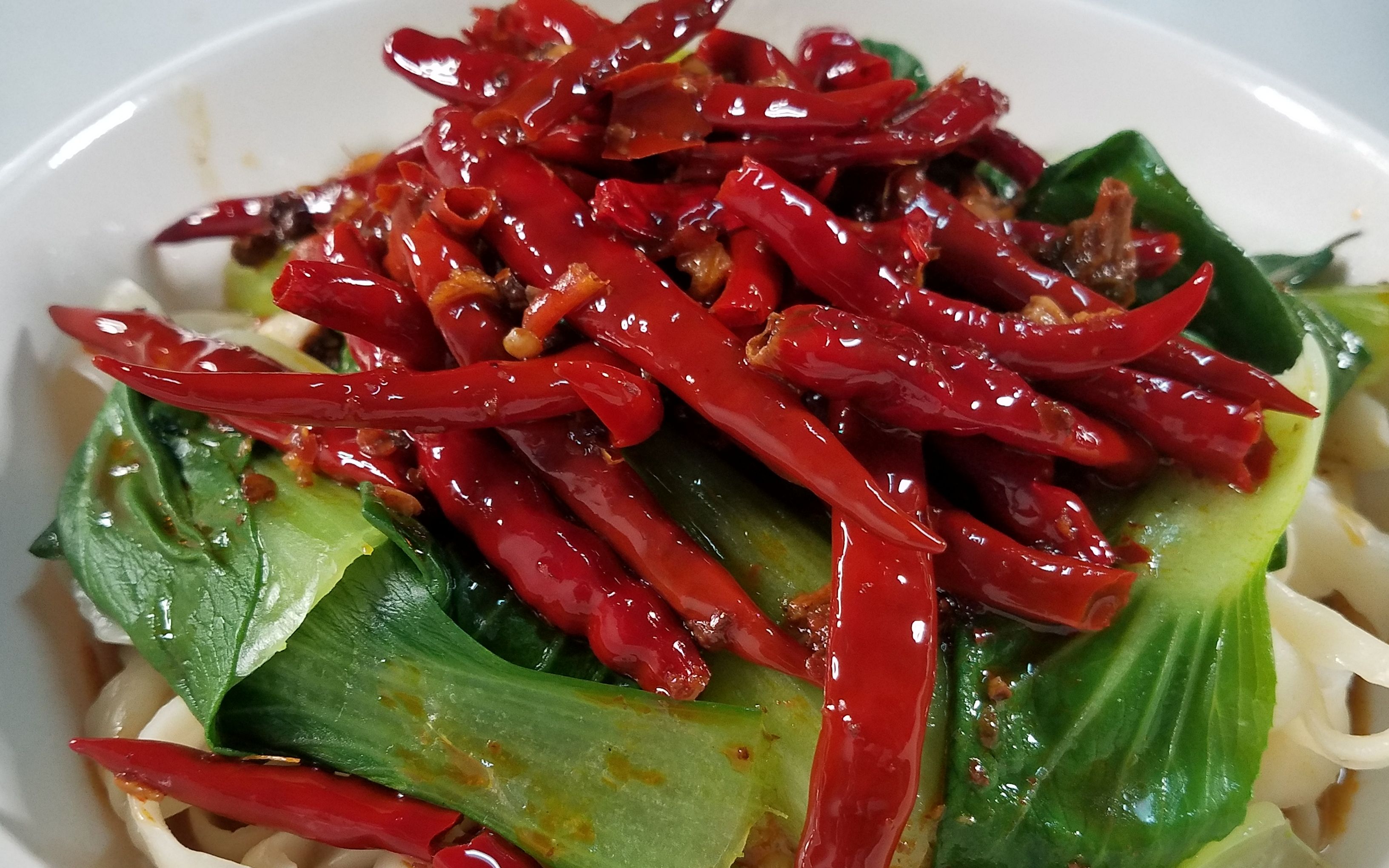 小伙用火锅底料煮辣椒做板面又香又辣 跟板面店里的味道差不多