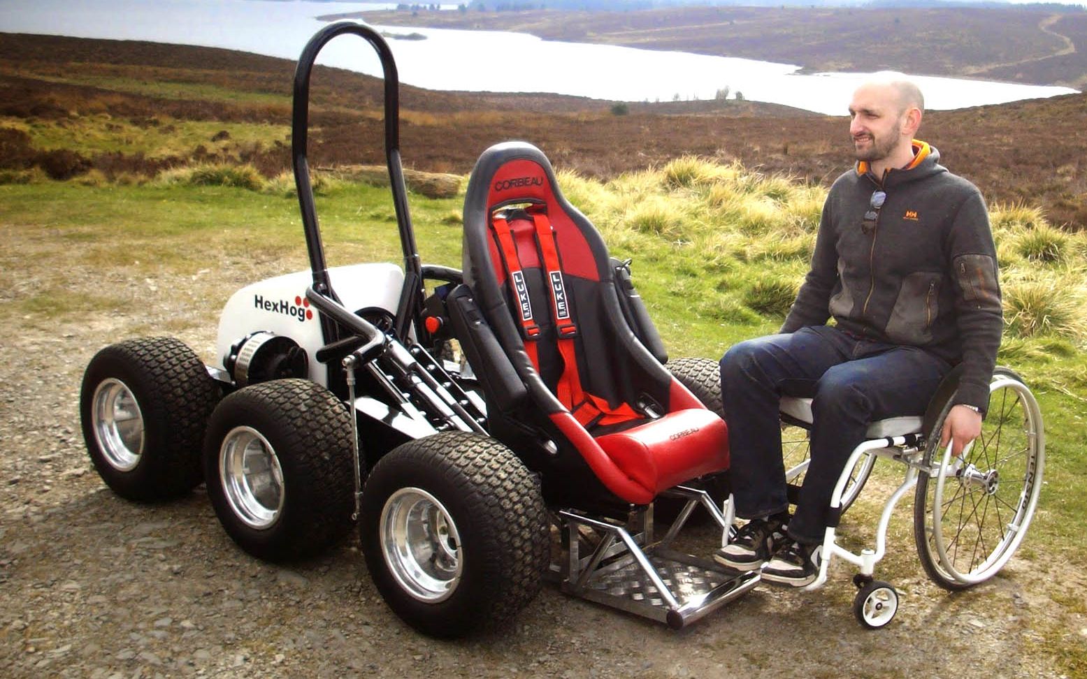 残疾小伙发明全地形越野轮椅,翻山越岭无所不能,还申请了专利