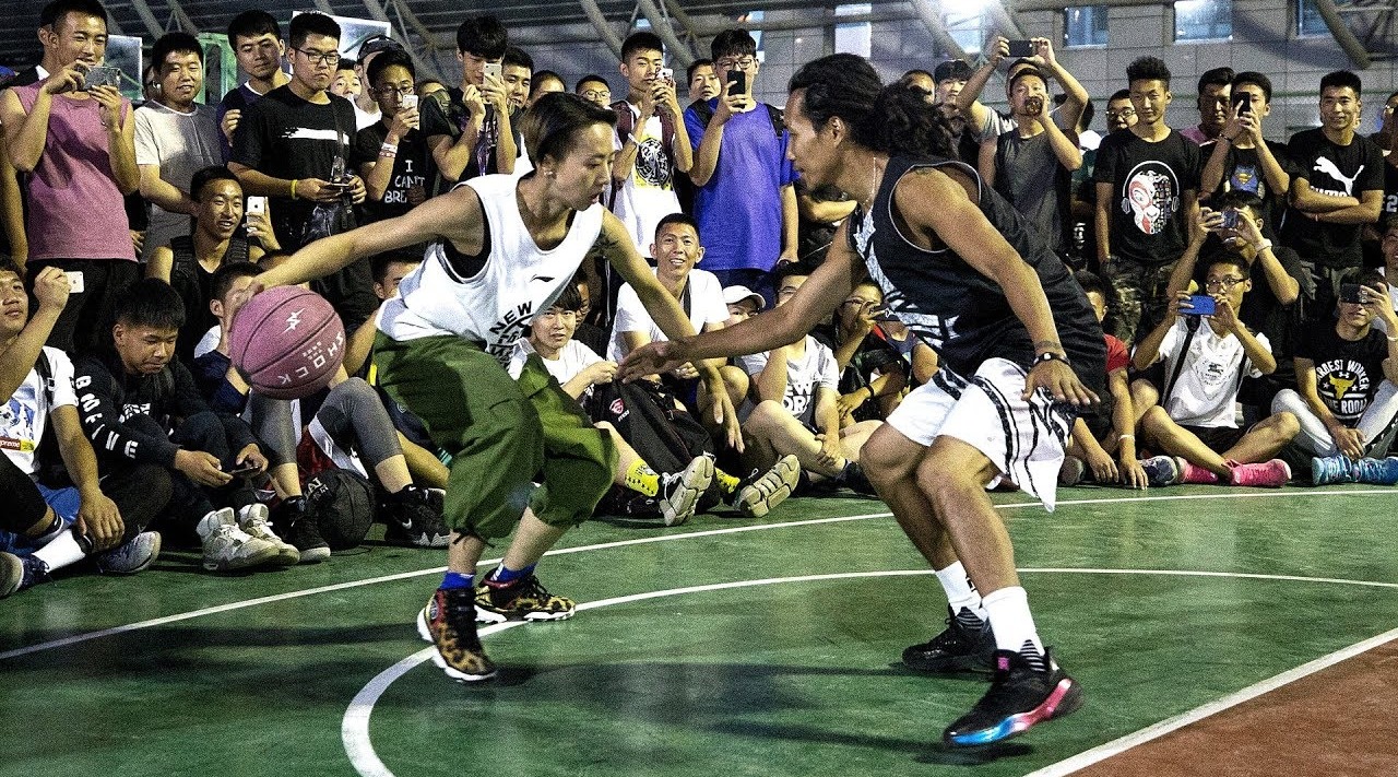 打爆了女街球手艾林林1v1篮球单挑击败韩潮hc郑慧杰