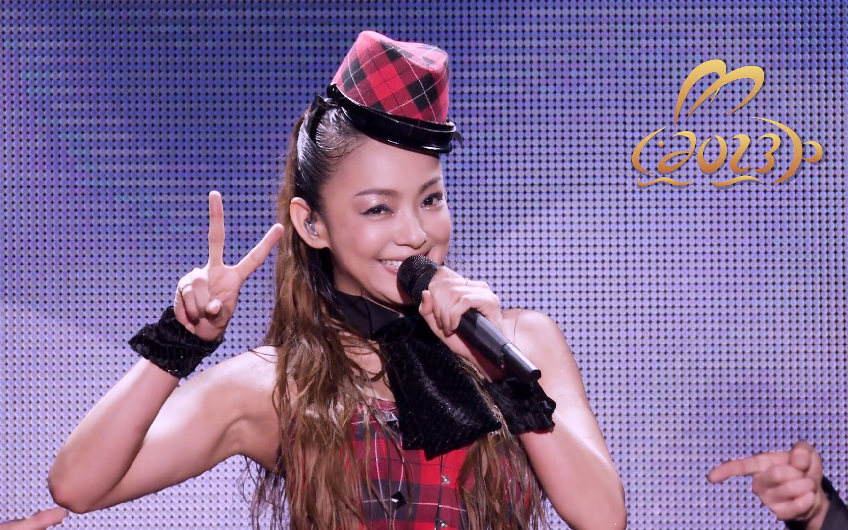 【安室奈美惠】给兔年比个耶!「can you feel this love?