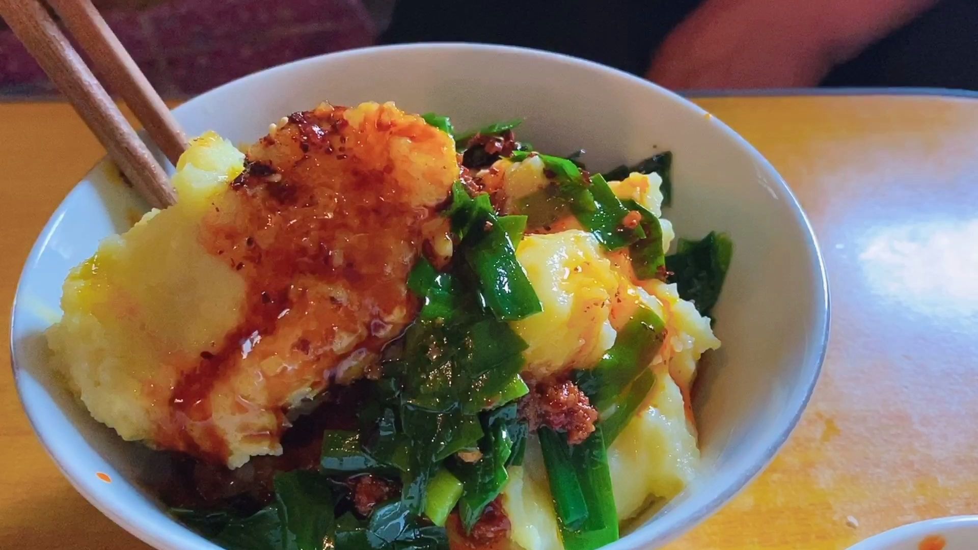 花费奶奶三五十年功力做的洋芋搅团,阿琴嫂连吃两大碗