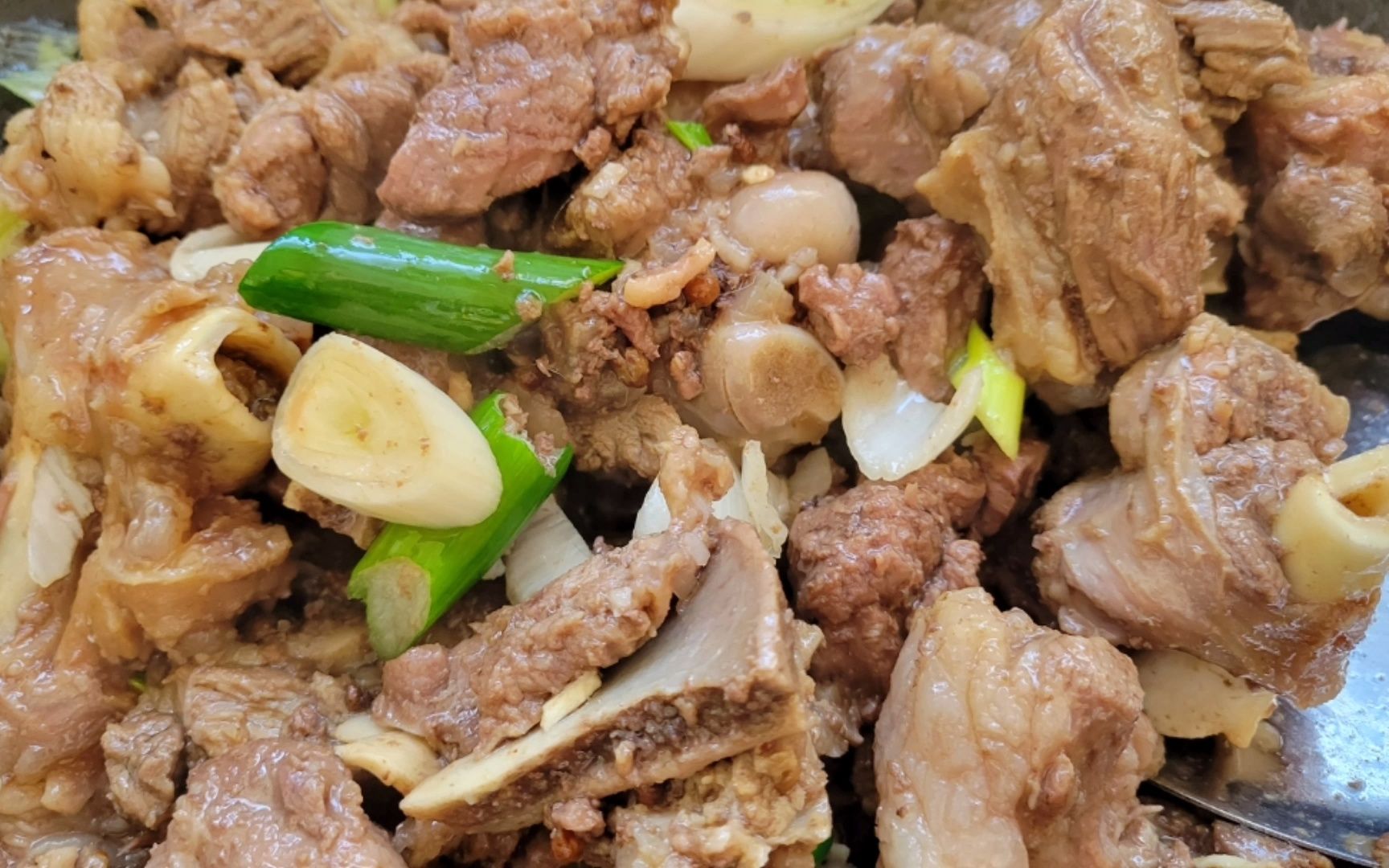 右玉人爱吃的盐煎羊肉,半碗水炖一只羊,羊肉越多水越少