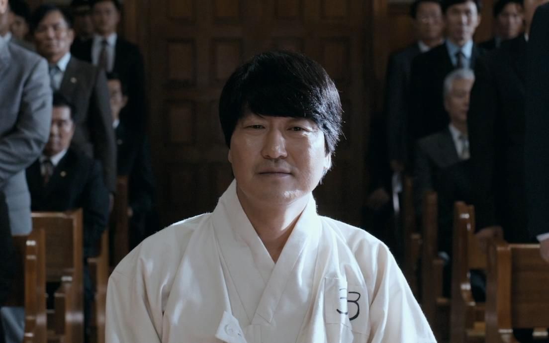 法官看准商机下海,每天遍地捡钱.4分钟毁完韩国高分电影《辩护人》