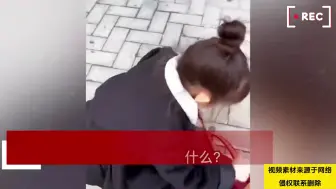 Video herunterladen: 闺女兴奋掏书包送爸爸礼物，爸爸看后直接不敢认女儿：我不是你爸