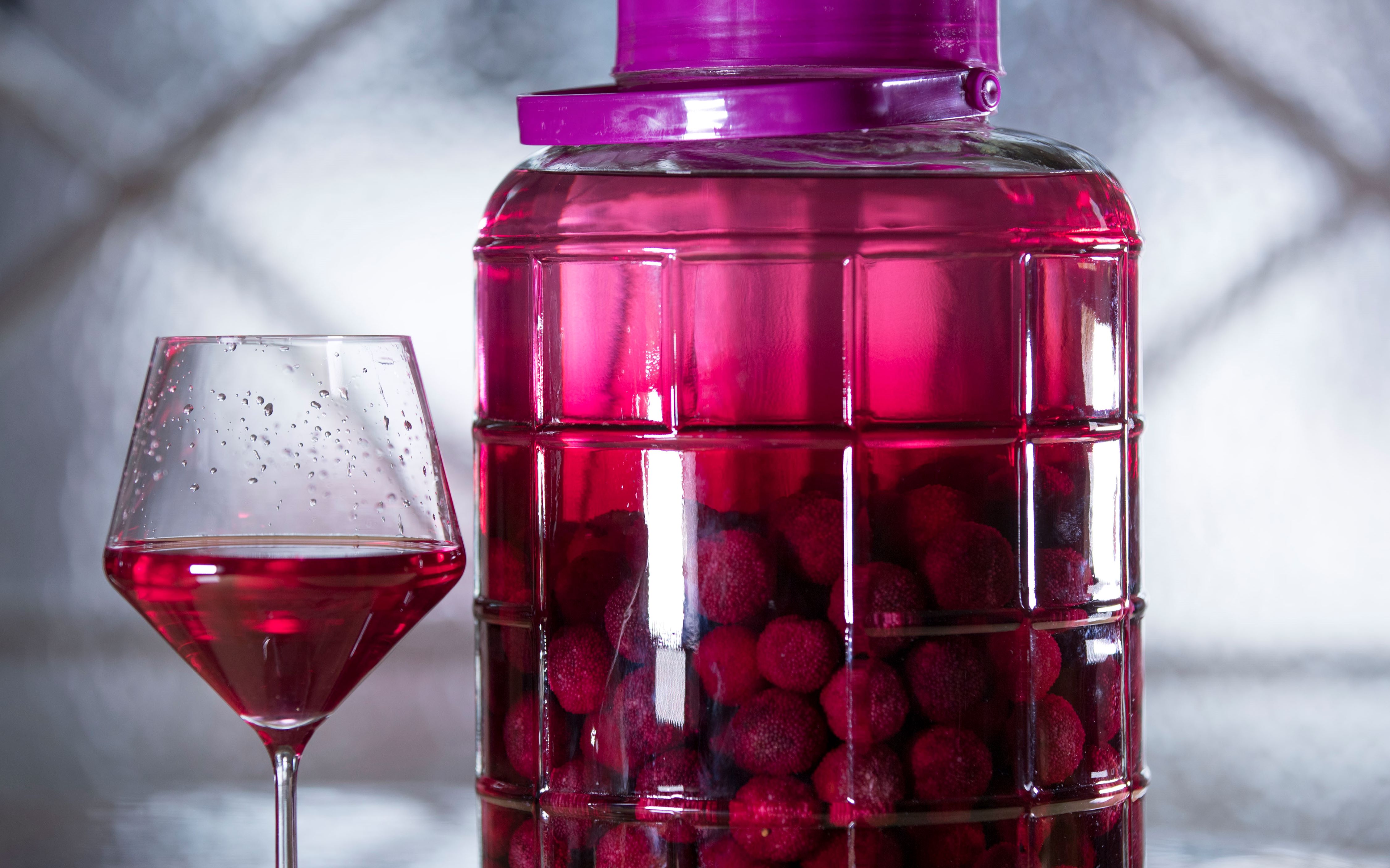 今年杨梅又大又甜,来一筐酿杨梅酒,好果配好酒出来的一定是佳酿_哔哩