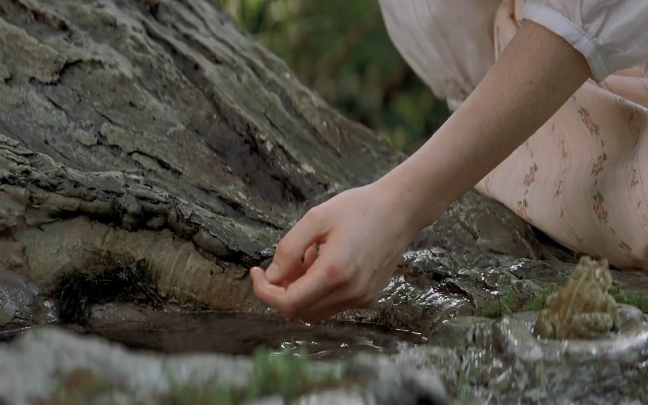 女孩发现了不老泉可以不老不死她却没有喝