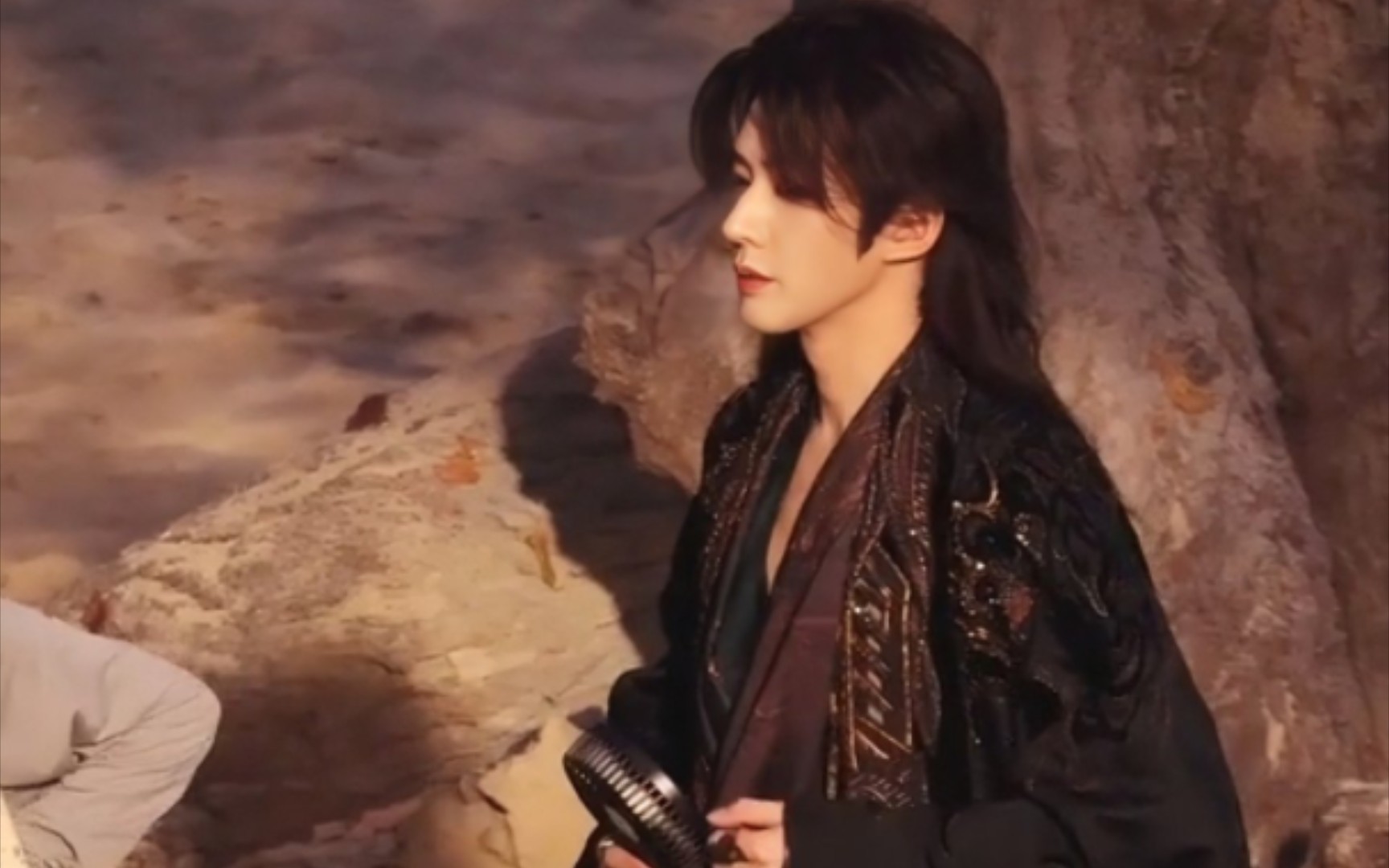 邓为《云秀行》茶朔洵路透视频~估计是热懵了,发呆发了好久 喝矿泉水