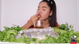 Video herunterladen: 【吃播研究所】生虾+蒜末+生菜+苦瓜，全生吃有点牛