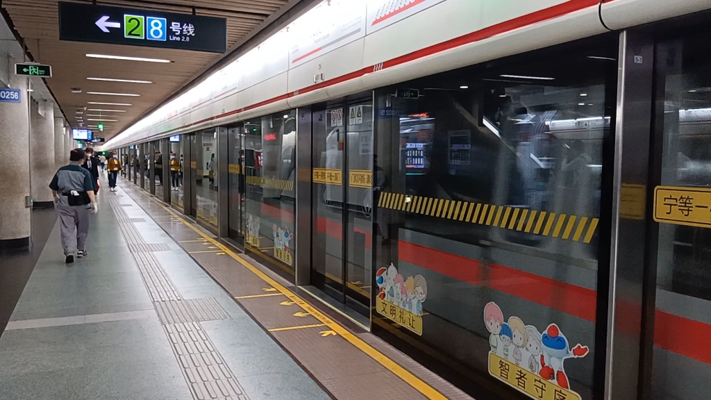 上海地铁1号线架修钢一人民扫广场出站,中车时代_哔哩哔哩_bilibili