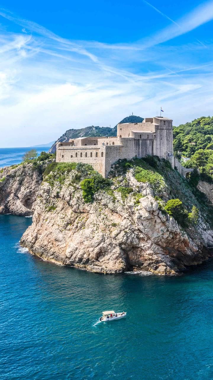 趁我们都还年轻,多走几步路,多欣赏下沿途的风景,不要急于抵达目的地