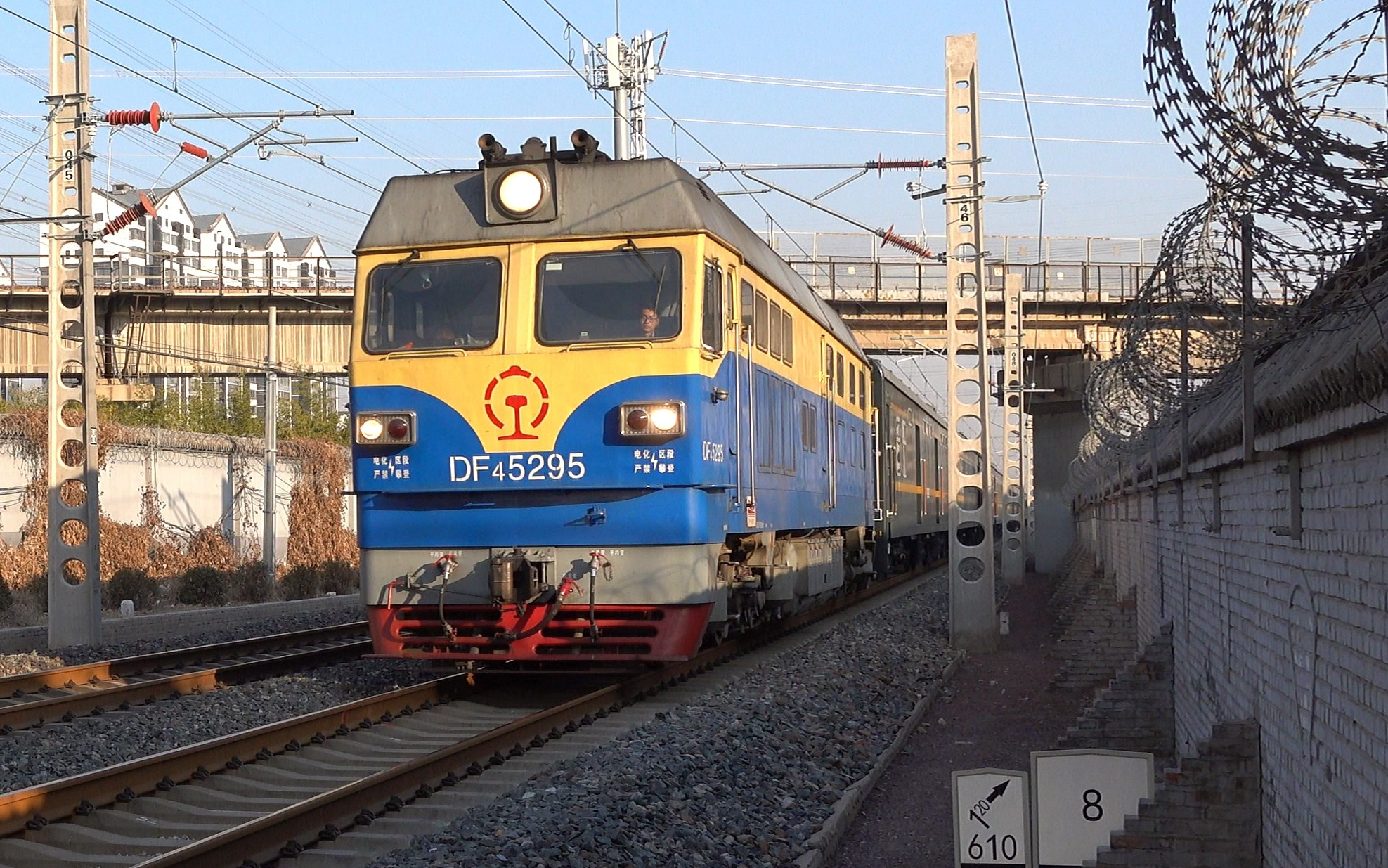 df4c-5295牵引k1190次通过京哈线8公里处_哔哩哔哩