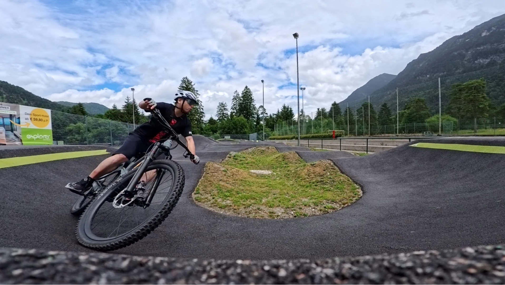 狂风暴雨中疯狂骑行,真爽!山地车泵道 Pump Track 是人生自由的瞬间-楚格山里人滑雪-楚格山里人滑雪-哔哩哔哩视频