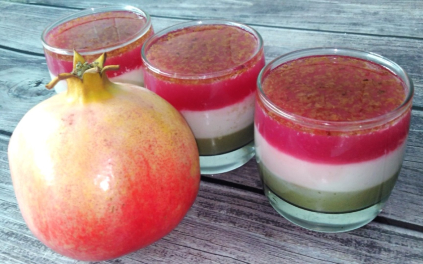 有石榴就能做秋日人气甜品:石榴果冻,q弹爽滑入口即化,做法超级简单