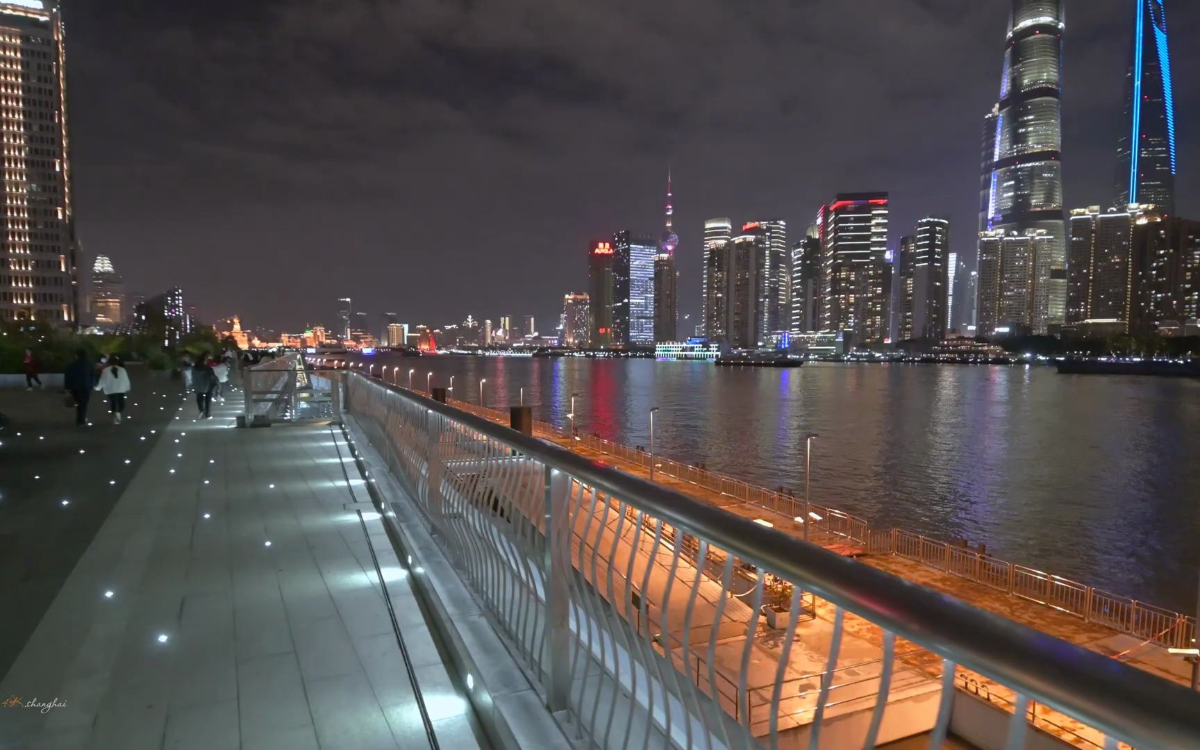 上海城市浦江西岸滨江绿地夜晚散步