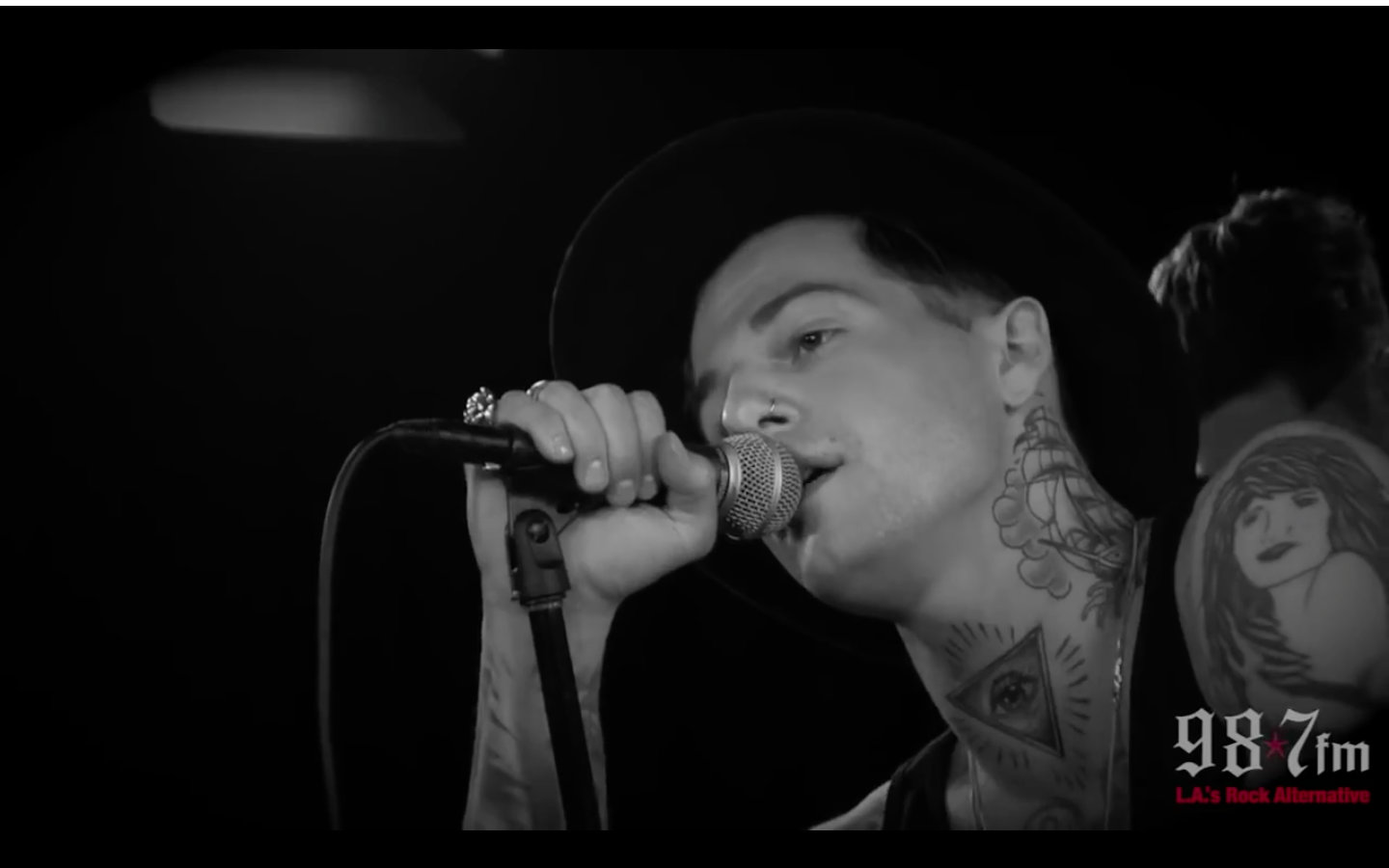 [图]【The Neighbourhood】 Sweater Weather （Live Acoustic）